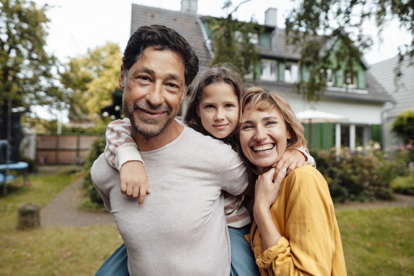 familie foran hus